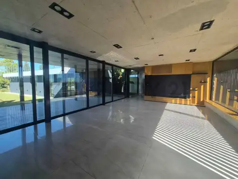 Casa en Venta con 4 cocheras