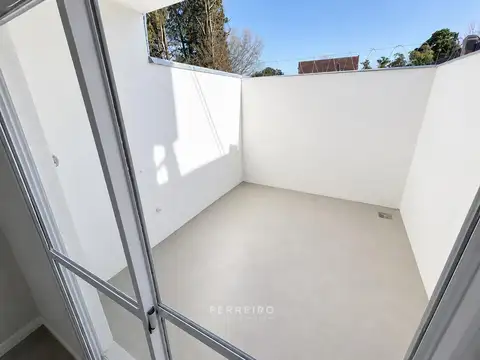 VENTA DEPARTAMENTO CON JARDÍN Y COCHERA EN COMPLEJO CERRADO