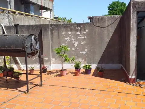 4 AMB T/CASA  AL FTE "C/COCHERA", TERRAZA 8X8, BALCÓN 8X1. 1ER PISO C/ENTRADA INDEPENDIENTE. EXCELENTE ESTADO, BAÑO Y COCINA "A NUEVO", SUPER LUMINOSO