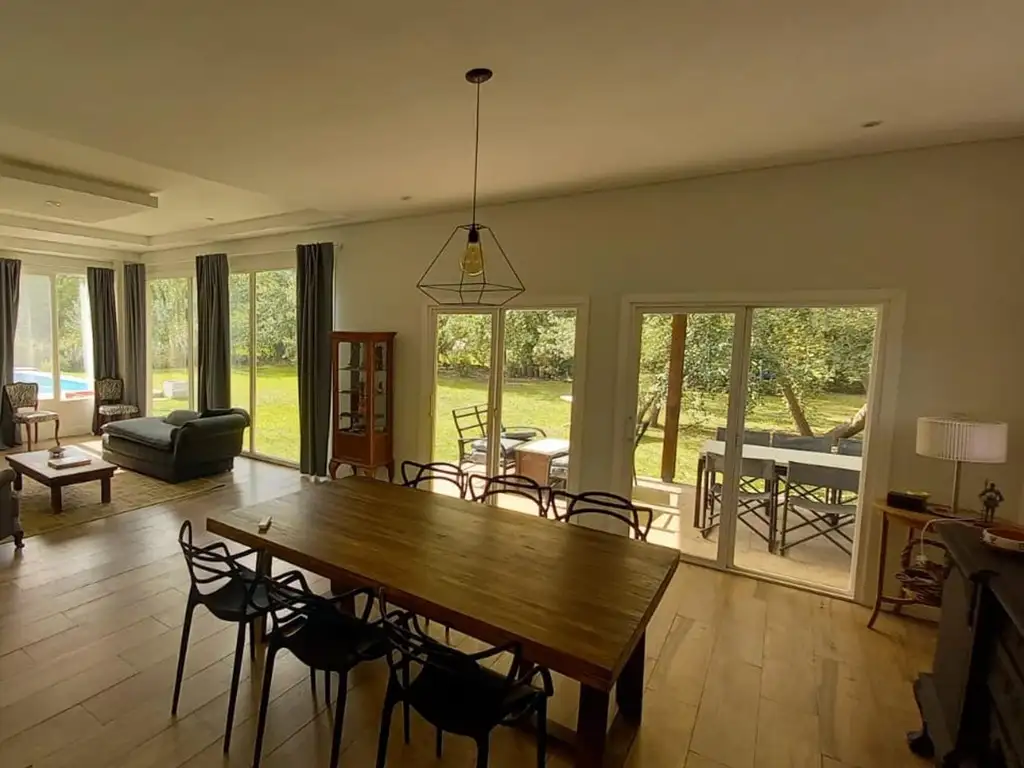 Casa en Venta - 4 dormitorios - USD 250.000