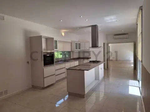 Casa 6 ambientes con 4 baños