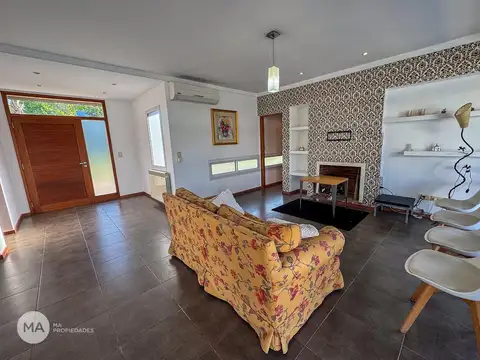 Casa en Alquiler con 2 cocheras
