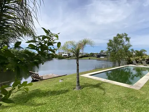 Casa en Venta con 3 cocheras