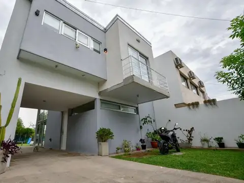 CASA EN VENTA VILLA CASTELLS 3 DORMITORIOS 494 E/ 6 y 7