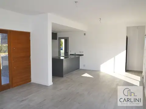 Casa en Alquiler con 2 cocheras