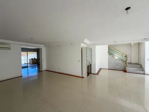 Casa en Venta con 3 cocheras