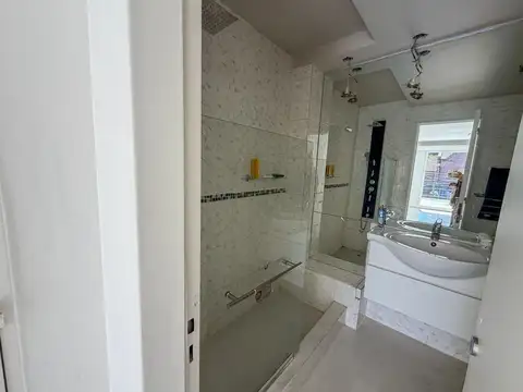 CASA EN VENTA 5 AMB C/PATIO GARAGE  PILETA/PERMUTA