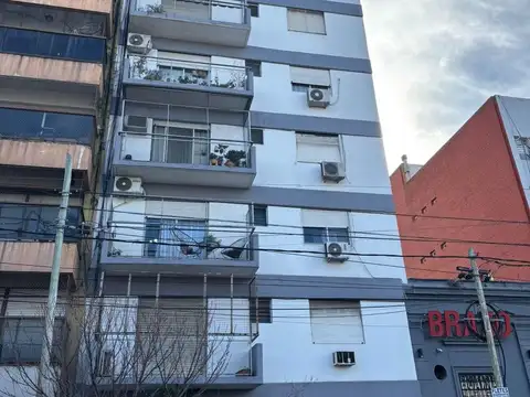 ALQUILER DE DEPARTAMENTO DE 3 AMBIENTES CENTRICO, CON BALCON Y PATIO