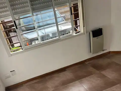 Depto Tipo Casa en Alquiler en Monte Castro, $ 1.200.000