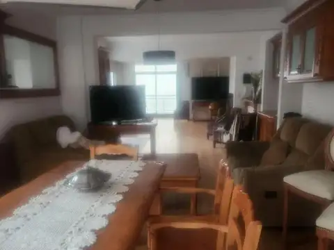 Avenida Hipólito Yrigoyen e/ Treinta y Tres Orientales y José Mármol