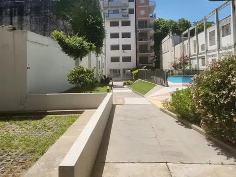 Avenida Hipólito Yrigoyen e/ Treinta y Tres Orientales y José Mármol