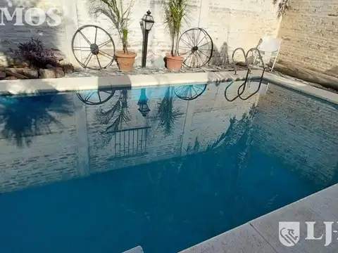 CASA EN VENTA EN PILAR CENTRO - A REFACCIONAR C/ PILETA