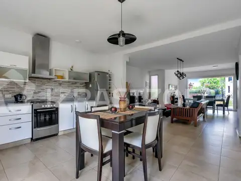 Casa en Venta con 2 cocheras