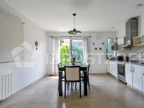 Casa 6 ambientes con 2 baños