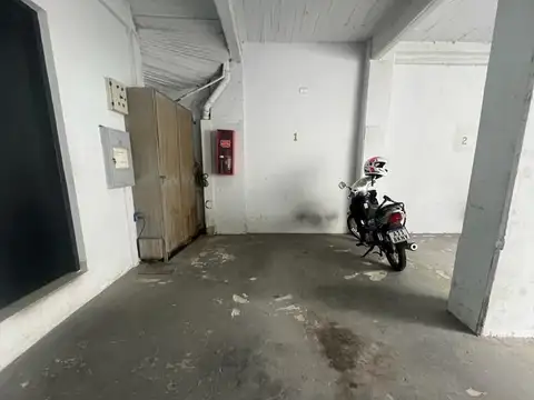 Venta de cochera cubierta en Caseros Centro