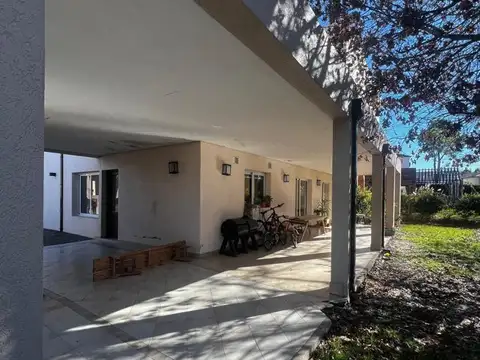 Casa en Alquiler con 4 cocheras