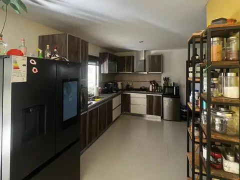 Casa 5 ambientes con 4 baños