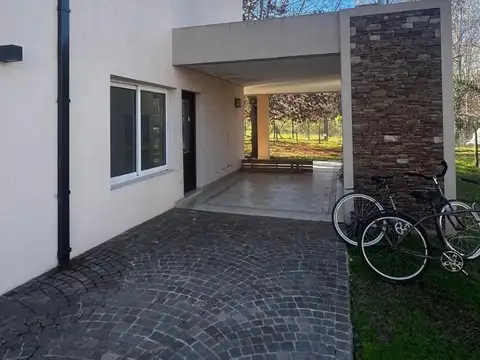 Casa 5 ambientes con 4 baños