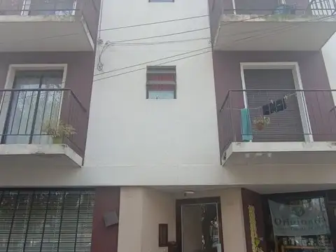 Monoambiente frente a plaza y estación de tren