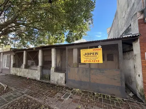 EN VENTA CASA DE 2 DORMIT + DEPTO AL FDO DE 2 DORMIT