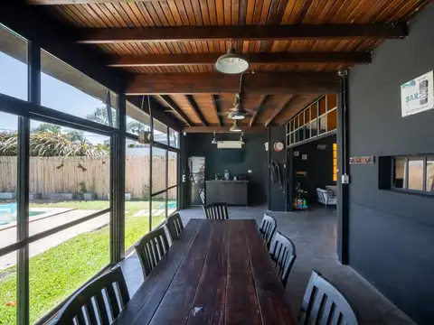 Casa 4 ambientes con 2 baños
