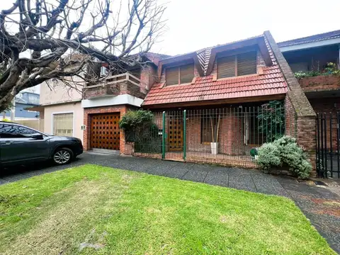 *EXCELENTE CHALET DE 4 AMB. SOBRE LOTE DE 10 X 20 *FONDO LIBRE CON QUINCHO Y PARRILLA