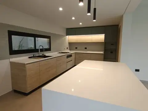 Casa 7 ambientes con 3 baños