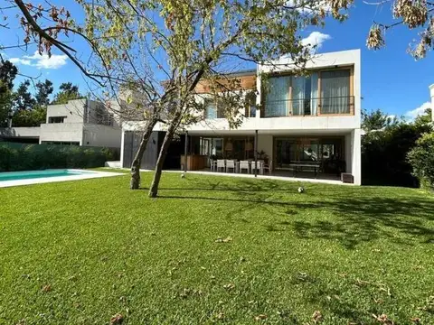 Casa en Alquiler Temporal con 4 cocheras