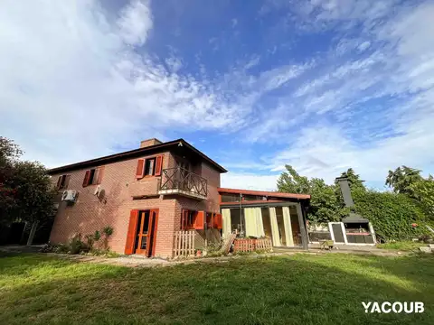 Casa en venta - 2 Dormitorios 3 Baños - Cochera - 880Mts2 - Manuel B. Gonnet