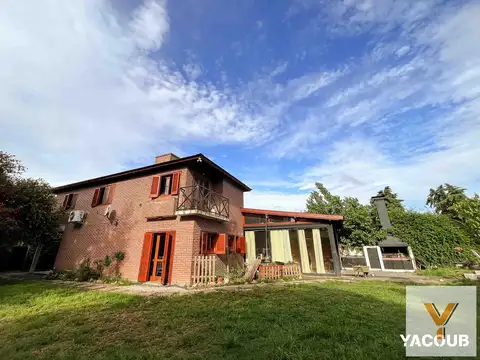 Casa en venta - 2 Dormitorios 3 Baños - Cochera - 880Mts2 - Manuel B. Gonnet