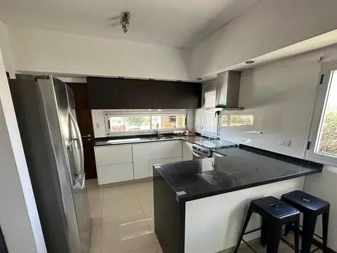 Casa 4 ambientes con 4 baños