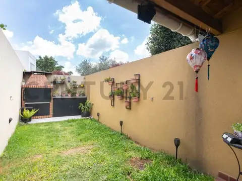 VENTA DÚPLEX DE 3 AMBIENTES CON PARQUE Y PARRILLA - PERMUTA