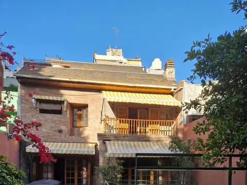 Casa de 4 dormitorios con dependencia, jardín, pileta y parrilla en alquiler en Nuñez