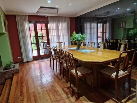 Casa en Alquiler con 2 cocheras
