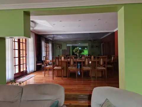 Casa 8 ambientes con 4 baños