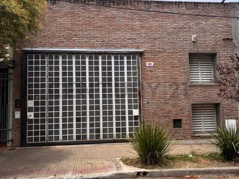 530 entre 2 bis y 3 Casa 4 dormitorios en VENTA Tolosa, La Plata