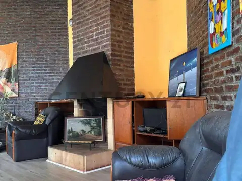 Casa 6 ambientes con 2 baños