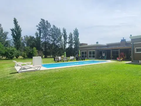 Casa 6 Amb c/ Pileta climatizada 490 m² Edif. en 10.000 m² Lote - Estancia Las Lilas