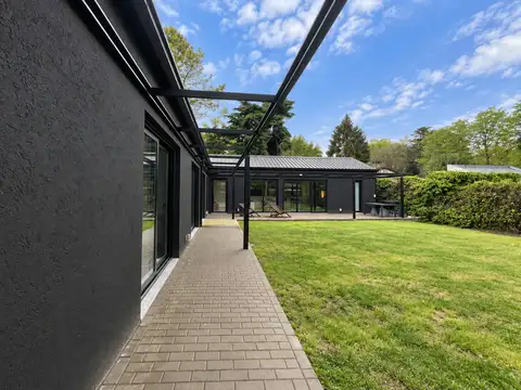 VENTA CASA 5 AMBIENTES CON PARQUE - PARQUE LELOIR