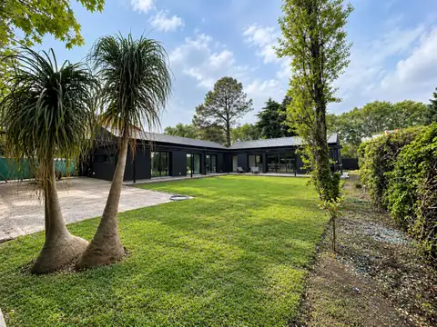 VENTA CASA 5 AMBIENTES CON PARQUE - PARQUE LELOIR