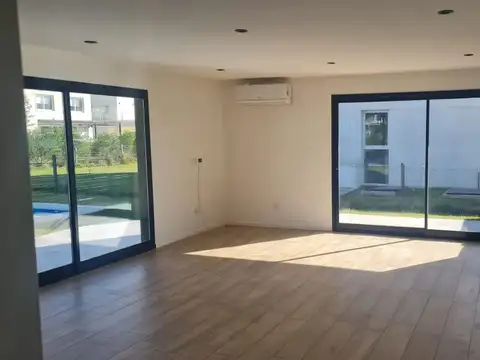Casa 4 ambientes con 4 baños