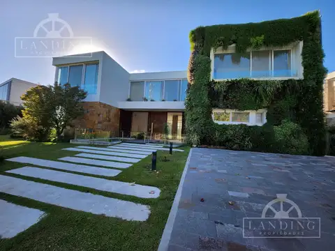 Casa en  Barrio Náutico Albanueva con salida al río