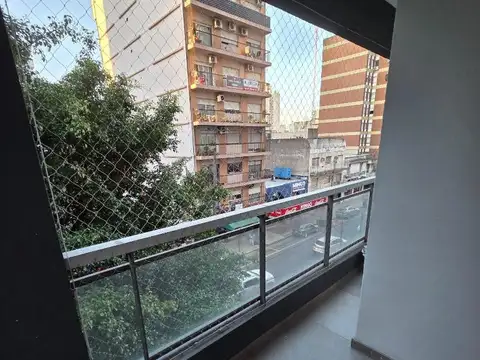 EXCELENTE DEPTO 2 AMB CON BALCON AL FRENTE!