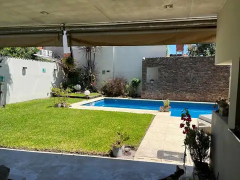 Venta Casa de 5 ambientes con parque y pileta en Ramos Mejia