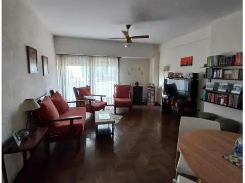 DEPARTAMENTO DE TRES AMBIENTES CON BALCON A LA CALLE