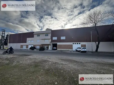 Deposito / Galpón con oficinas y vestuarios 870 m2 en Banfield ALQUILER