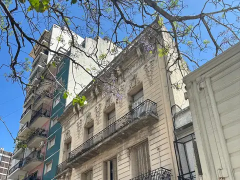 Amplio 5 ambientes , antiguo de estilo , muy luminoso