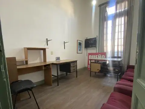 Av. Montevideo entre Genova y 8