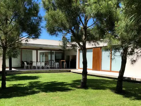 Casa 5 ambientes con 4 baños