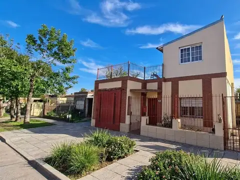 CASA 4 AMBIENTES PATIO TERRAZA COCHERA HURLINGHAM
